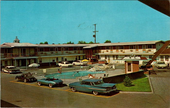Gate-Way Motel (Gateway Motel) - Old Postcard Photo (newer photo)